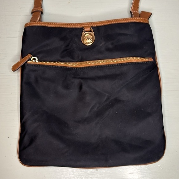 MICHAEL KORS BLACK CROSSBODY PURSE (OS) - Picture 1 of 6